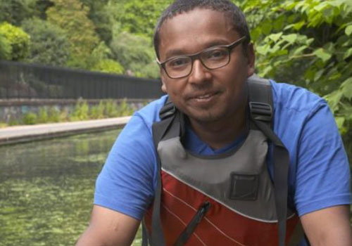 Cựu doanh nhân với chiếc xe đạp nổi và nhiệm vụ bảo vệ môi trường